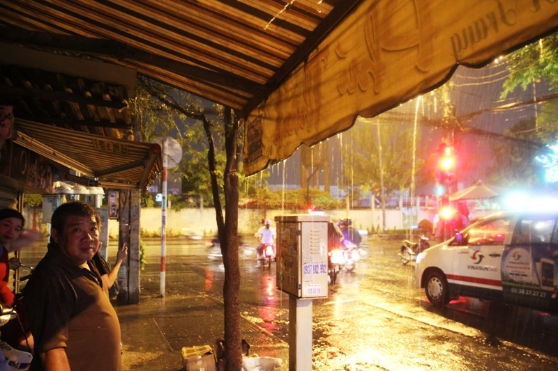 Cơn mưa 'vàng' giải nhiệt cho người dân Sài Gòn ảnh 9 Cơn mưa 'vàng' giải nhiệt cho người dân Sài Gòn ảnh 9